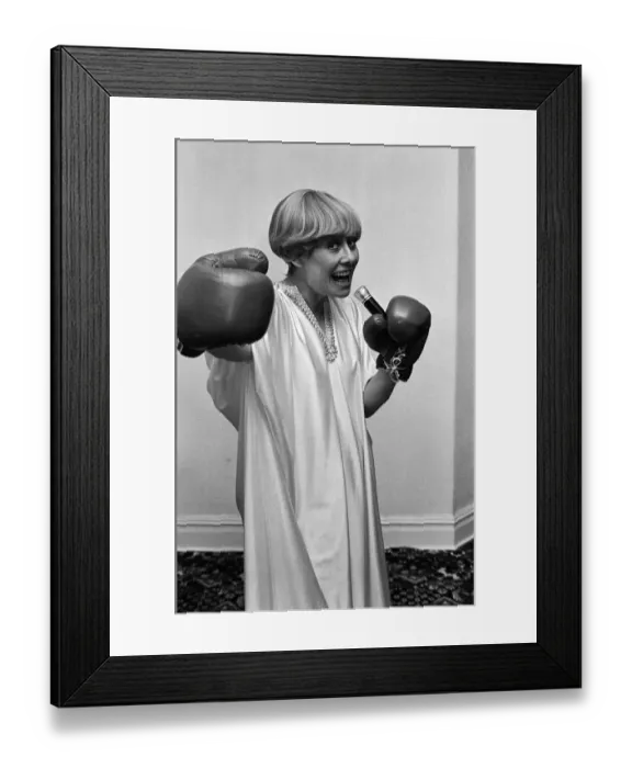 Framed Print : Liz Dawn aka Vera Duckworth of Coronation Street fame wearing boxing gloves. 7th May 1982 Framed Print : Liz Dawn aka Vera Duckworth of Coronation Street fame wearing boxing gloves. 7th May 1982