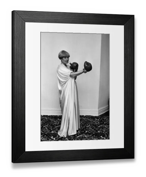 Framed Print : Liz Dawn aka Vera Duckworth of Coronation Street fame wearing boxing gloves. 7th May 1982 Framed Print : Liz Dawn aka Vera Duckworth of Coronation Street fame wearing boxing gloves. 7th May 1982