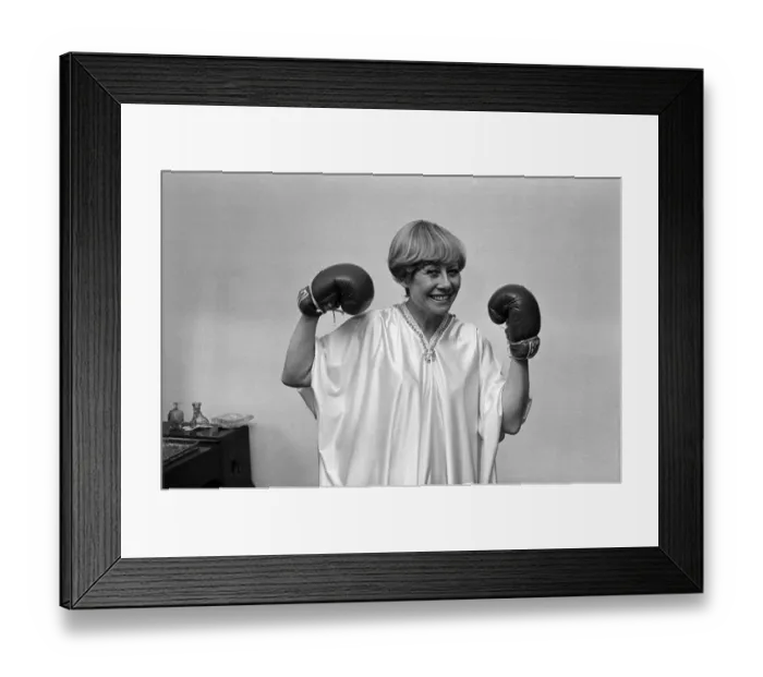 Framed Print : Liz Dawn aka Vera Duckworth of Coronation Street fame wearing boxing gloves. 7th May 1982 Framed Print : Liz Dawn aka Vera Duckworth of Coronation Street fame wearing boxing gloves. 7th May 1982