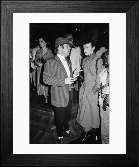 Framed Print : Elton John and Steve Strange at the new nightclub Stringfellows in Covent Garden, London Framed Print : Elton John and Steve Strange at the new nightclub Stringfellows in Covent Garden, London