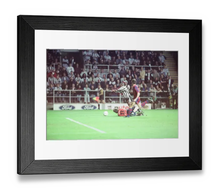 Framed Print : Newcastle United 3-2 Barcelona, UEFA Champions League Group C match at St James Park Framed Print : Newcastle United 3-2 Barcelona, UEFA Champions League Group C match at St James Park