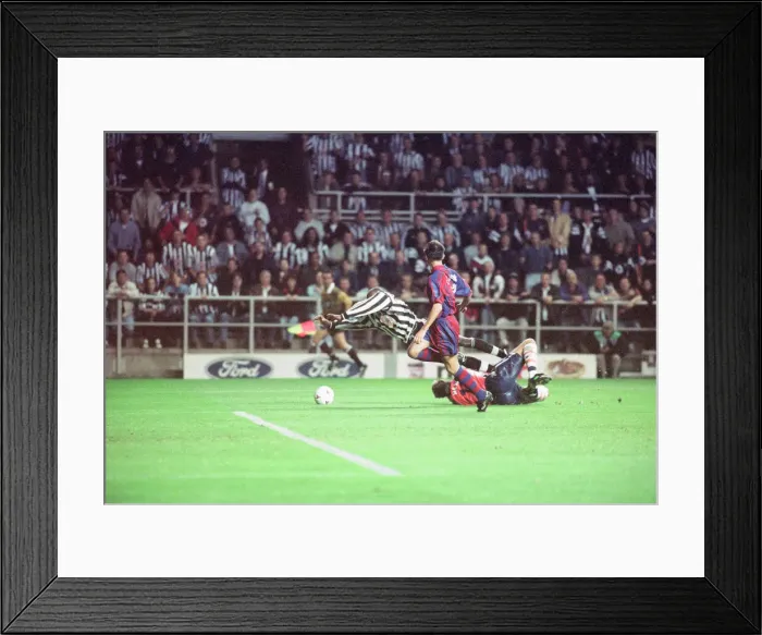 Framed Print : Newcastle United 3-2 Barcelona, UEFA Champions League Group C match at St James Park Framed Print : Newcastle United 3-2 Barcelona, UEFA Champions League Group C match at St James Park