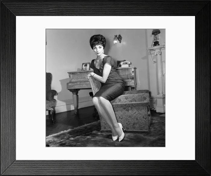 Framed Print : Film star Joan Collins flew into London today from Montego Bay Framed Print : Film star Joan Collins flew into London today from Montego Bay