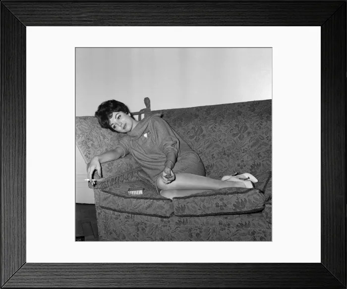 Framed Print : Film star Joan Collins flew into London today from Montego Bay Framed Print : Film star Joan Collins flew into London today from Montego Bay