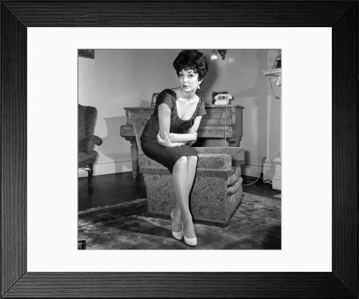 Framed Print : Film star Joan Collins flew into London today from Montego Bay Framed Print : Film star Joan Collins flew into London today from Montego Bay