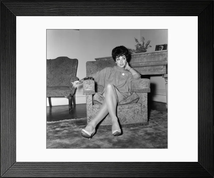 Framed Print : Film star Joan Collins flew into London today from Montego Bay Framed Print : Film star Joan Collins flew into London today from Montego Bay