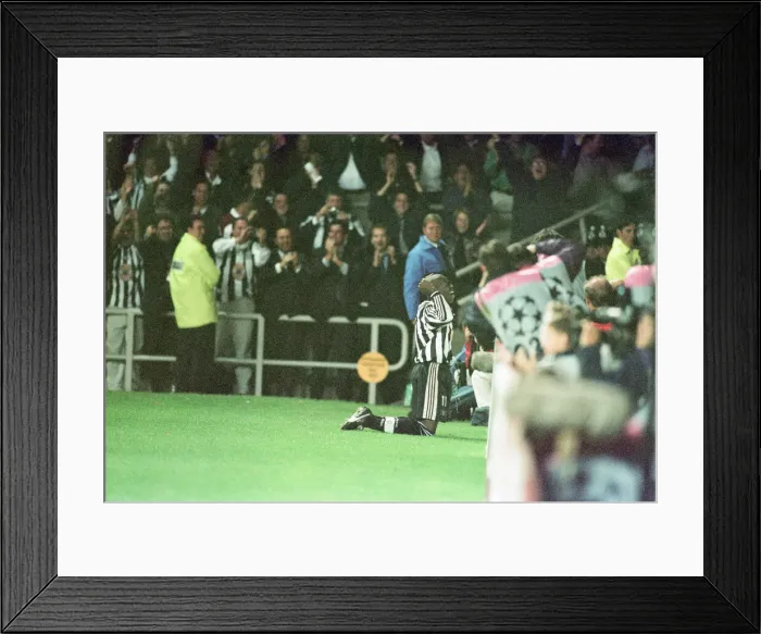 Framed Print : Newcastle United 3-2 Barcelona, UEFA Champions League Group C match at St James Park Framed Print : Newcastle United 3-2 Barcelona, UEFA Champions League Group C match at St James Park