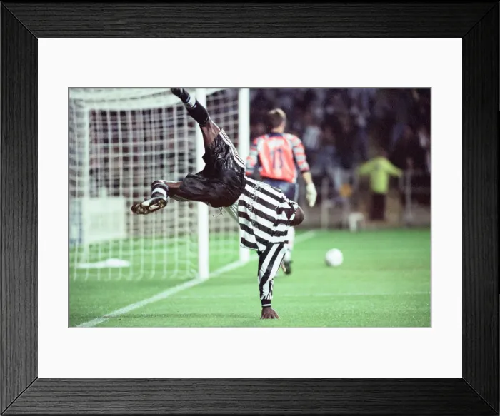 Framed Print : Newcastle United 3-2 Barcelona, UEFA Champions League Group C match at St James Park Framed Print : Newcastle United 3-2 Barcelona, UEFA Champions League Group C match at St James Park