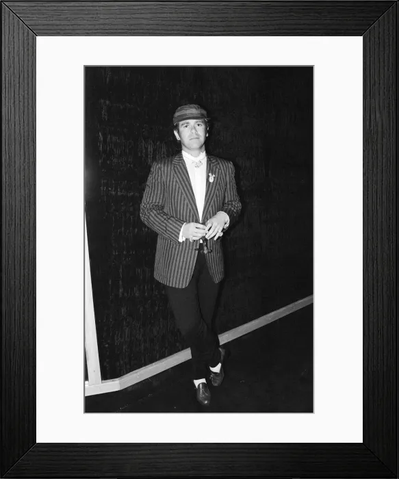Framed Print : Elton John at the new nightclub Stringfellows in Covent Garden, London. 1st August 1980 Framed Print : Elton John at the new nightclub Stringfellows in Covent Garden, London. 1st August 1980