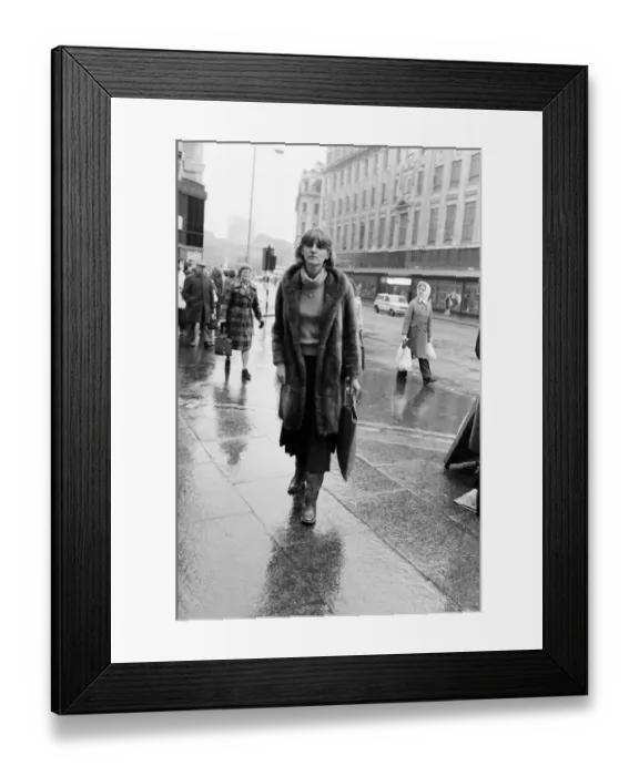 Framed Print : Woman in Manchester, photographed for a Daily Mirror Fashion Spy article Framed Print : Woman in Manchester, photographed for a Daily Mirror Fashion Spy article