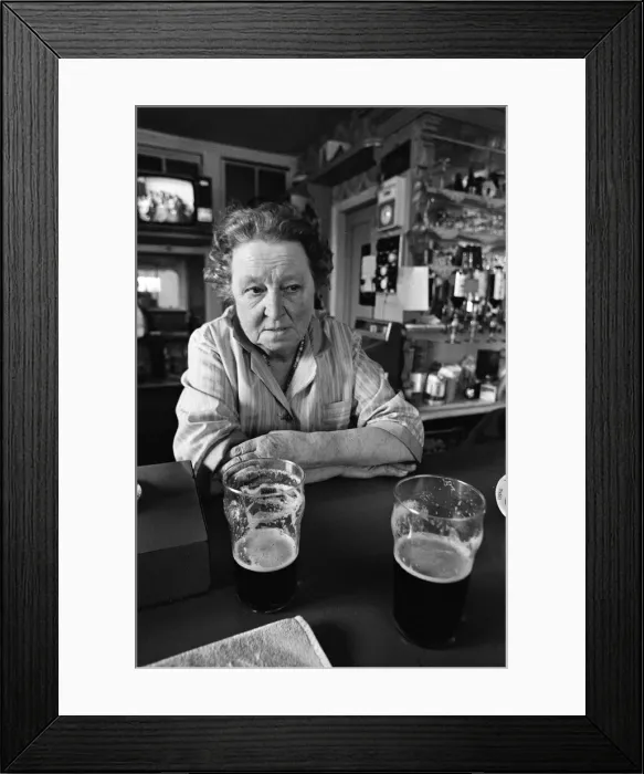 Framed Print : A woman working in a pub in Salford, Manchester, 16th July 1974 Framed Print : A woman working in a pub in Salford, Manchester, 16th July 1974