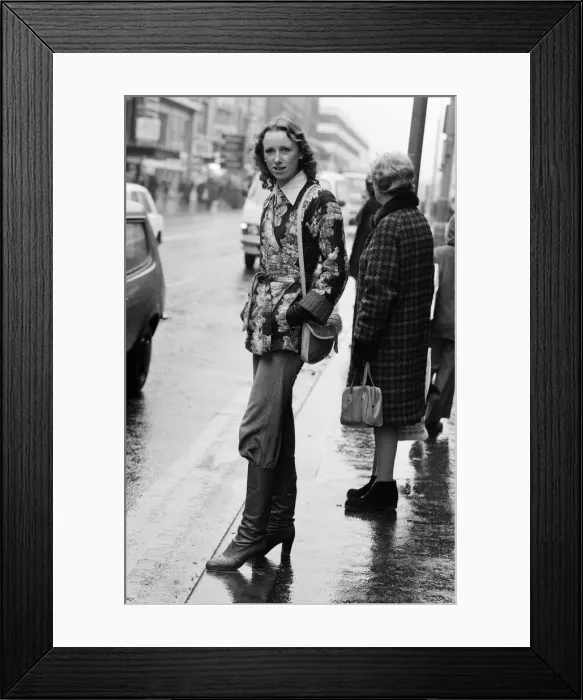 Framed Print : Woman in Manchester, photographed for a Daily Mirror Fashion Spy article Framed Print : Woman in Manchester, photographed for a Daily Mirror Fashion Spy article