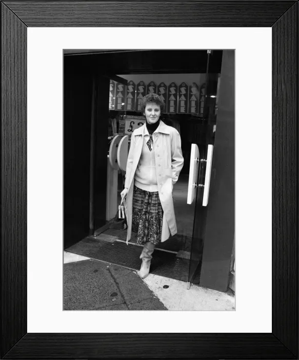 Framed Print : Woman in Manchester, photographed for a Daily Mirror Fashion Spy article Framed Print : Woman in Manchester, photographed for a Daily Mirror Fashion Spy article