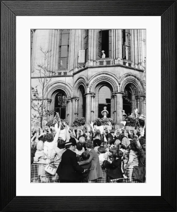 Framed Print : Hello Manchester'Her Majesty Queen Elizabeth II gives a royal wave Framed Print : Hello Manchester'Her Majesty Queen Elizabeth II gives a royal wave
