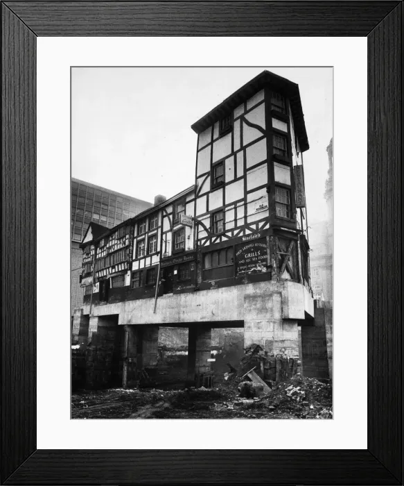 Framed Print : Manchesters historic Shambles, incorporating the 600 year old Wellington Inn