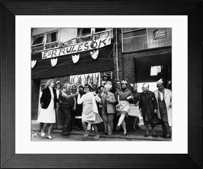 Framed Print : H M the Queen Silver Jubilee celebrations Dancing in the Streets
