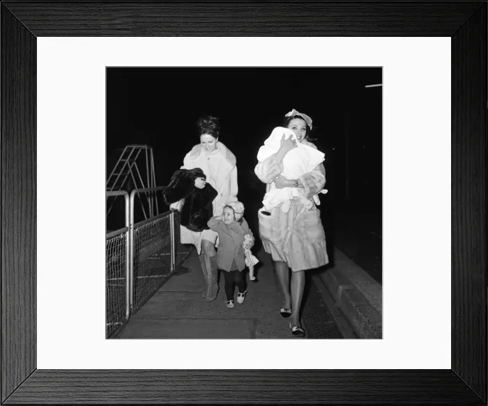 Framed Print : Joan Collins arriving by British European Airways from Paris with her daughter Tara Framed Print : Joan Collins arriving by British European Airways from Paris with her daughter Tara
