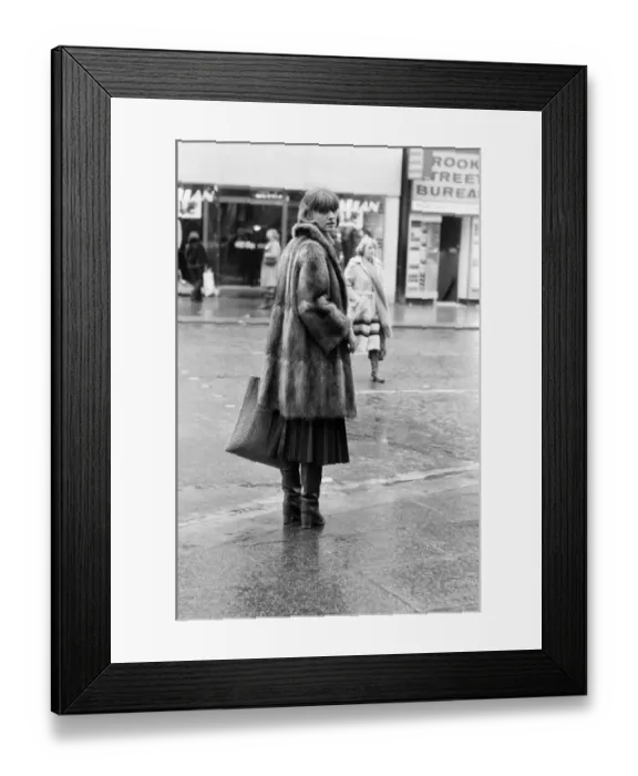 Framed Print : Woman in Manchester, photographed for a Daily Mirror Fashion Spy article Framed Print : Woman in Manchester, photographed for a Daily Mirror Fashion Spy article