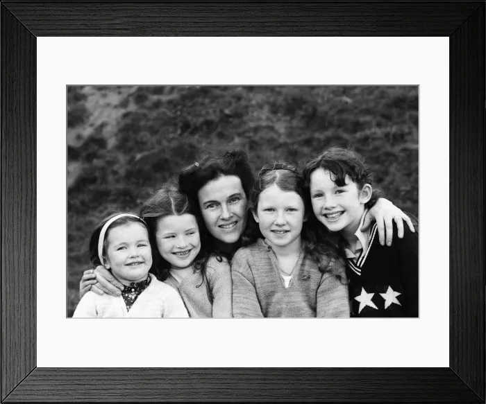 Framed Print : Campaigner Victoria Gillick with some of her children. 22nd November 1981 Framed Print : Campaigner Victoria Gillick with some of her children. 22nd November 1981