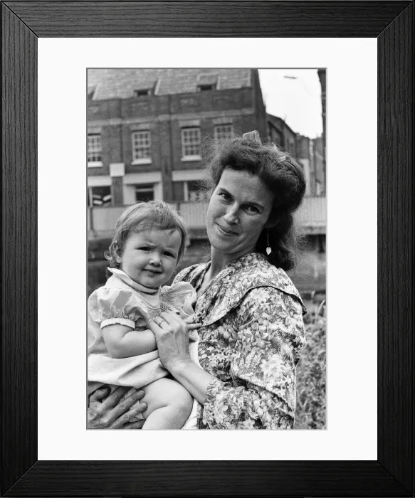 Framed Print : Victoria Gillick and her daughter Clementine, aged 1, at home in Wisbech, Cambridgeshire Framed Print : Victoria Gillick and her daughter Clementine, aged 1, at home in Wisbech, Cambridgeshire