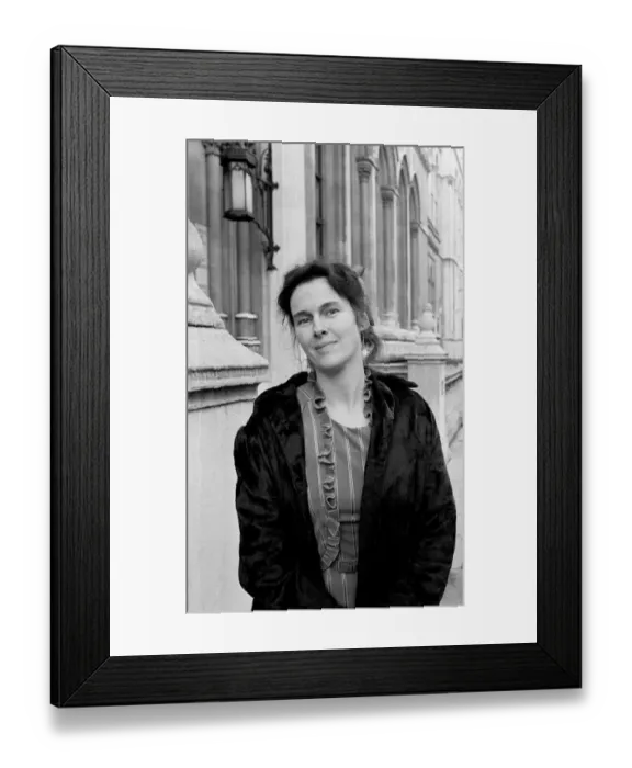 Framed Print : Campaigner Victoria Gillick outside a court in London. 19th November 1984 Framed Print : Campaigner Victoria Gillick outside a court in London. 19th November 1984