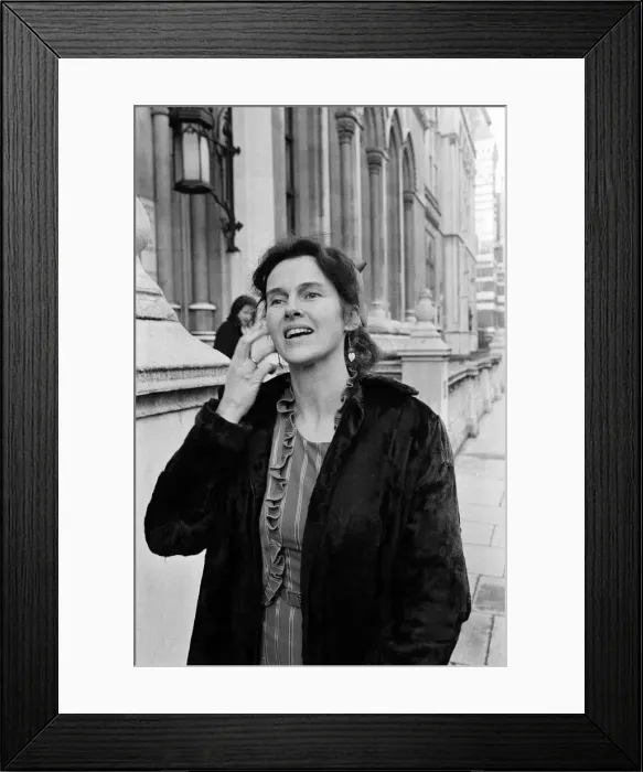 Framed Print : Campaigner Victoria Gillick outside a court in London. 19th November 1984 Framed Print : Campaigner Victoria Gillick outside a court in London. 19th November 1984