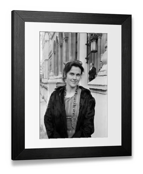 Framed Print : Campaigner Victoria Gillick outside a court in London. 19th November 1984 Framed Print : Campaigner Victoria Gillick outside a court in London. 19th November 1984