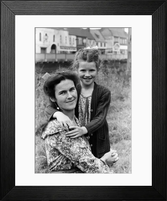 Framed Print : Victoria Gillick and her daughter Jessie, aged 9, at home in Wisbech, Cambridgeshire Framed Print : Victoria Gillick and her daughter Jessie, aged 9, at home in Wisbech, Cambridgeshire