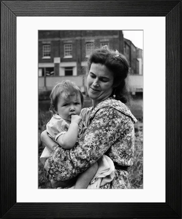 Framed Print : Victoria Gillick and her daughter Clementine, aged 1, at home in Wisbech, Cambridgeshire Framed Print : Victoria Gillick and her daughter Clementine, aged 1, at home in Wisbech, Cambridgeshire