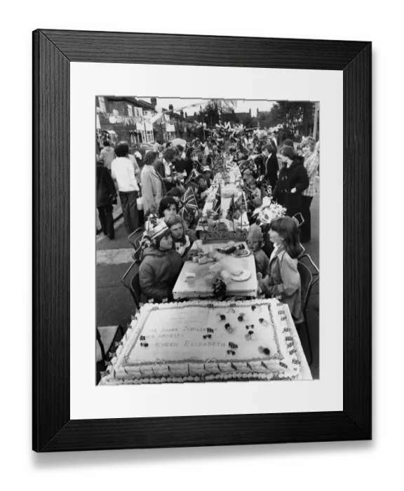 Framed Print : Children tuck in at a Silver Jubilee street party in Maidstone Avenue, Chorlton Framed Print : Children tuck in at a Silver Jubilee street party in Maidstone Avenue, Chorlton