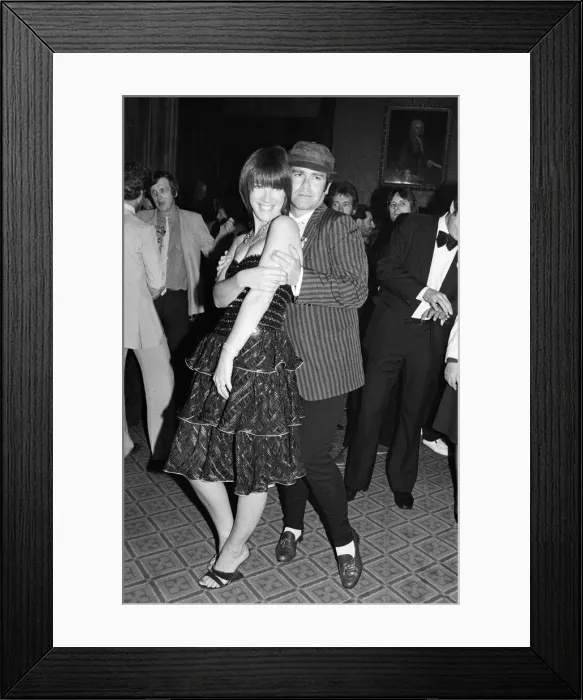Framed Print : Kiki Dee and Elton John attend a House of Commons reception Framed Print : Kiki Dee and Elton John attend a House of Commons reception