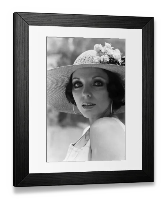 Framed Print : Actress Joan Collins modelling outfits that she will wear on a trip to Tokyo to judge a Framed Print : Actress Joan Collins modelling outfits that she will wear on a trip to Tokyo to judge a