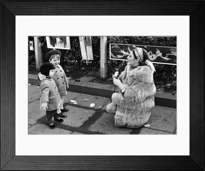 Framed Print : Joan Collins on the set of her new film Subterfuge Framed Print : Joan Collins on the set of her new film Subterfuge