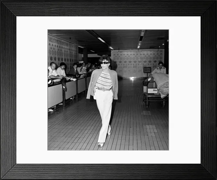 Framed Print : Joan Collins arriving at Heathrow from Los Angeles. 8th September 1983 Framed Print : Joan Collins arriving at Heathrow from Los Angeles. 8th September 1983
