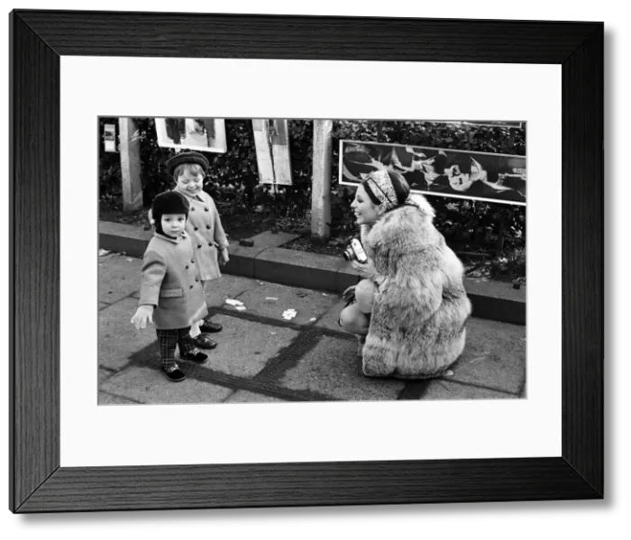 Framed Print : Joan Collins on the set of her new film Subterfuge Framed Print : Joan Collins on the set of her new film Subterfuge