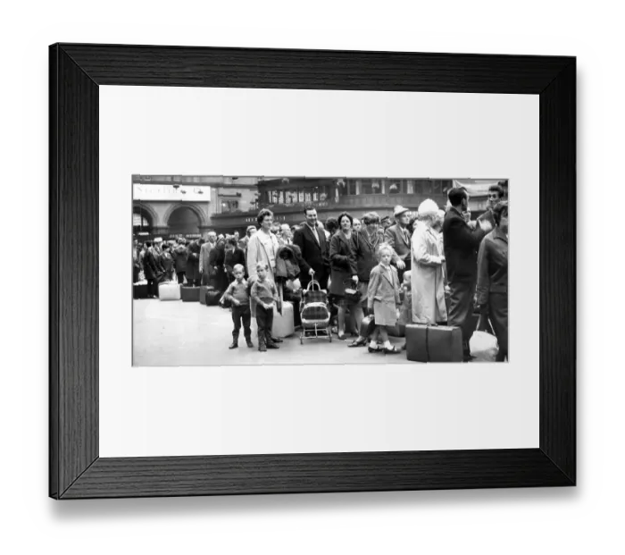Framed Print : Holidaymakers queue for trains at Glasgow Central Station, Glasgow, Scotland