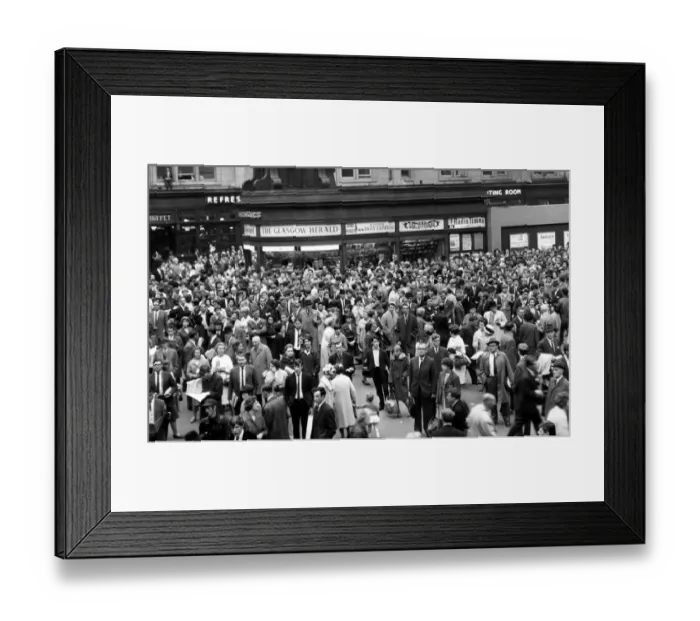 Framed Print : Evening Rush Hour chaos, due to damaged cables, at Glasgow Central Station, Glasgow