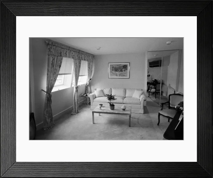 Framed Print : A flat in Knightsbridge which has just gone on sale for £1, 750, 000