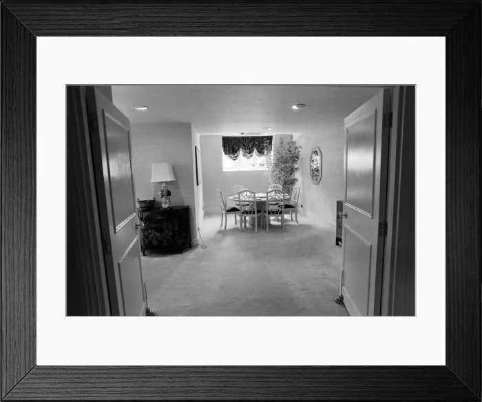 Framed Print : A flat in Knightsbridge which has just gone on sale for £1, 750, 000 Framed Print : A flat in Knightsbridge which has just gone on sale for £1, 750, 000