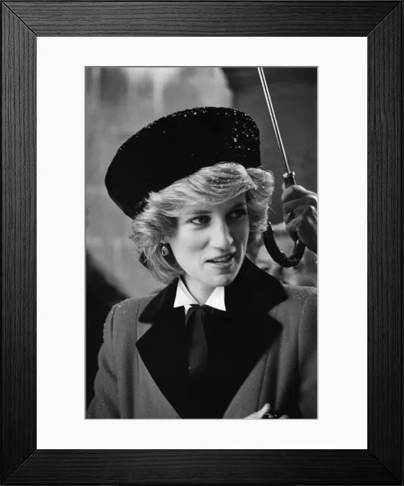 Framed Print : HRH Princess Diana, The Princess of Wales visits Cambridge to talk to cot death parents Framed Print : HRH Princess Diana, The Princess of Wales visits Cambridge to talk to cot death parents