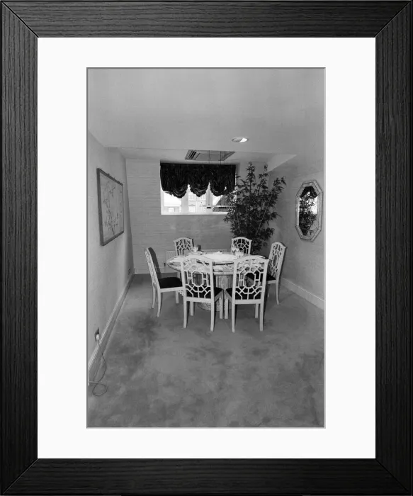 Framed Print : A flat in Knightsbridge which has just gone on sale for £1, 750, 000