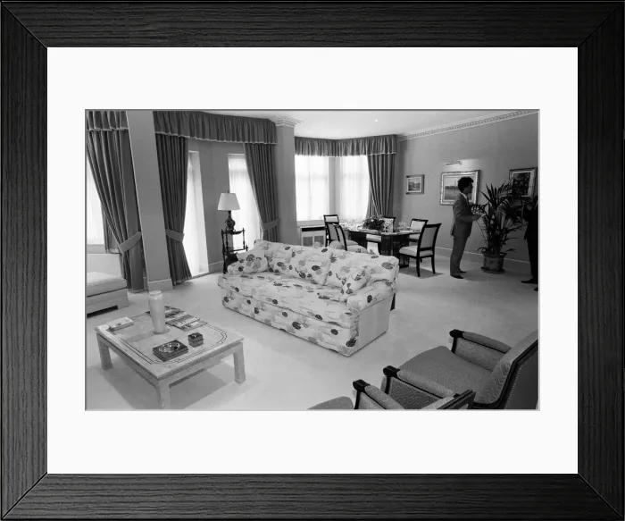 Framed Print : A flat in Knightsbridge which has just gone on sale for £1, 750, 000 Framed Print : A flat in Knightsbridge which has just gone on sale for £1, 750, 000