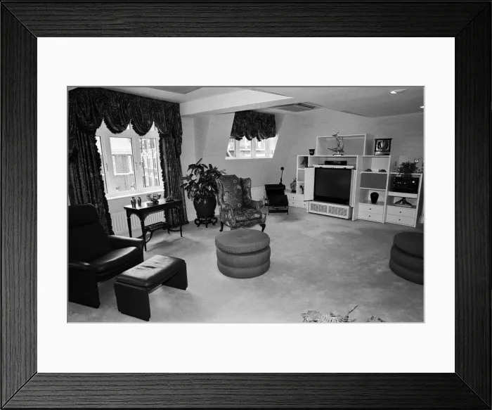 Framed Print : A flat in Knightsbridge which has just gone on sale for £1, 750, 000 Framed Print : A flat in Knightsbridge which has just gone on sale for £1, 750, 000