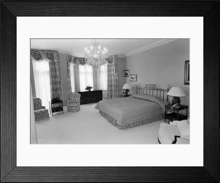 Framed Print : A flat in Knightsbridge which has just gone on sale for £1, 750, 000 Framed Print : A flat in Knightsbridge which has just gone on sale for £1, 750, 000