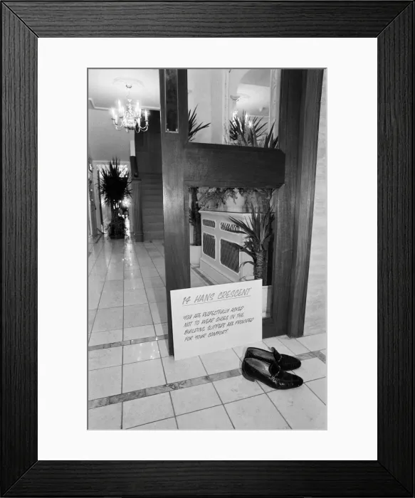 Framed Print : A flat in Knightsbridge which has just gone on sale for £1, 750, 000 Framed Print : A flat in Knightsbridge which has just gone on sale for £1, 750, 000