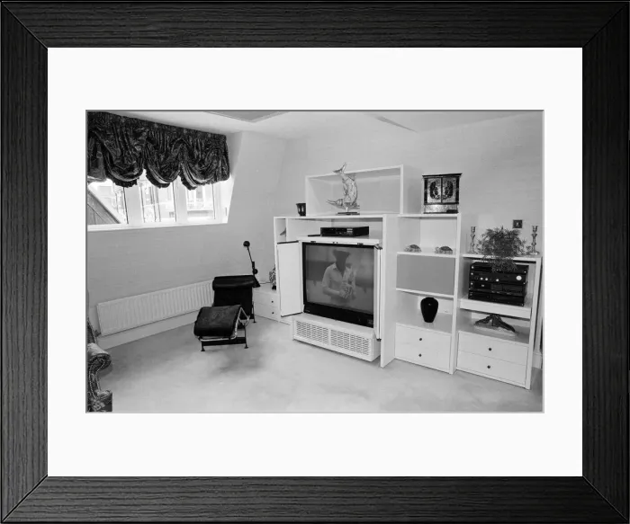 Framed Print : A flat in Knightsbridge which has just gone on sale for £1, 750, 000 Framed Print : A flat in Knightsbridge which has just gone on sale for £1, 750, 000