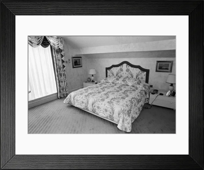 Framed Print : A flat in Knightsbridge which has just gone on sale for £1, 750, 000 Framed Print : A flat in Knightsbridge which has just gone on sale for £1, 750, 000