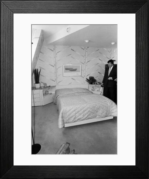Framed Print : A flat in Knightsbridge which has just gone on sale for £1, 750, 000 Framed Print : A flat in Knightsbridge which has just gone on sale for £1, 750, 000