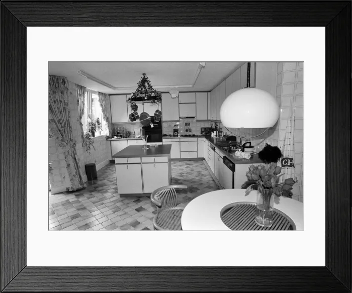 Framed Print : A flat in Knightsbridge which has just gone on sale for £1, 750, 000 Framed Print : A flat in Knightsbridge which has just gone on sale for £1, 750, 000