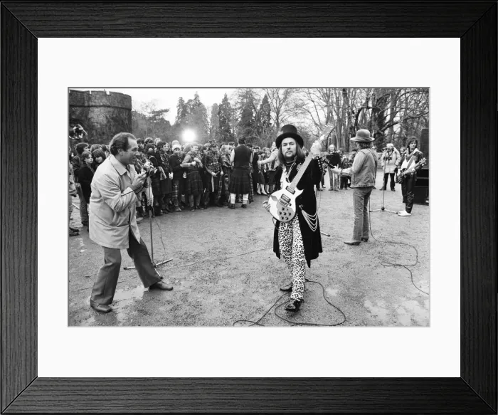 Framed Print : Dave Hill of Slade filming a new video at Eastnor Castle, near Ledbury. 26th January 1984 Framed Print : Dave Hill of Slade filming a new video at Eastnor Castle, near Ledbury. 26th January 1984